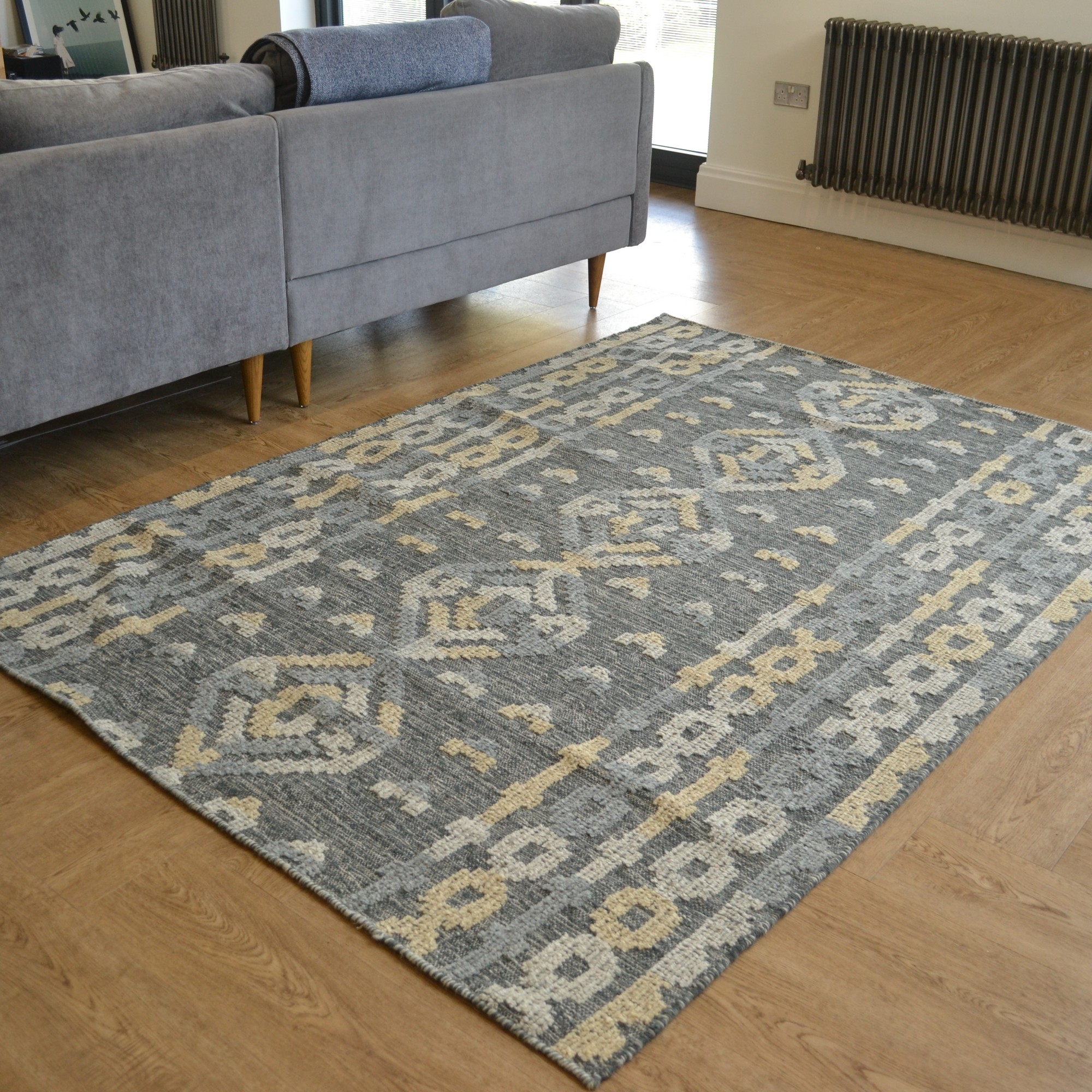 Manika 01 Traditional Border Textured Rugs In Teal Blue